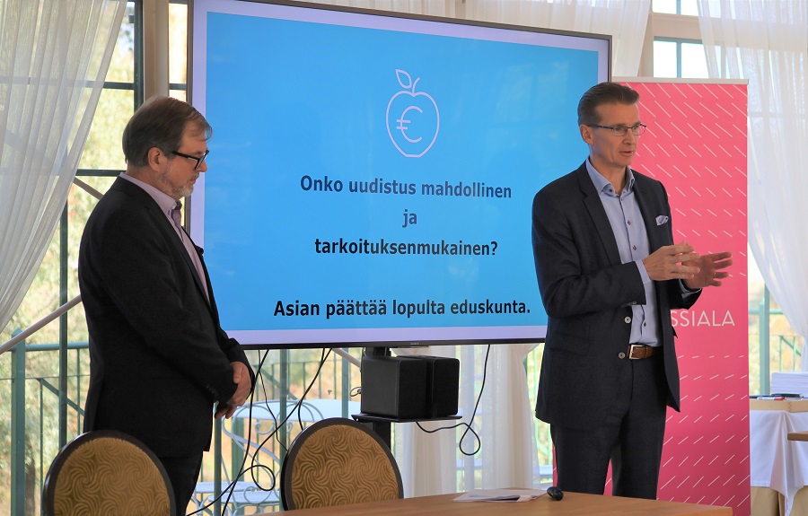 Kevan Timo Kietäväinen (vas.) ja Ilmarisen Jouko Pölönen puhuivat Finanssiala ry:n toimittajaseminaarissa.