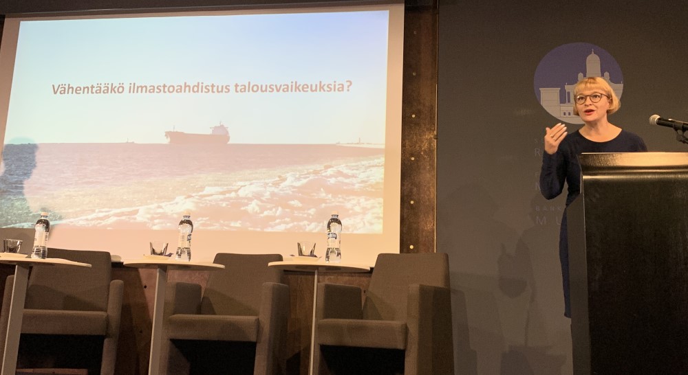 Piia-Noora Kauppi pohti puheenvuoronsa päätteeksi, voisiko huoli ilmastosta vähentää talousvaikeuksia.