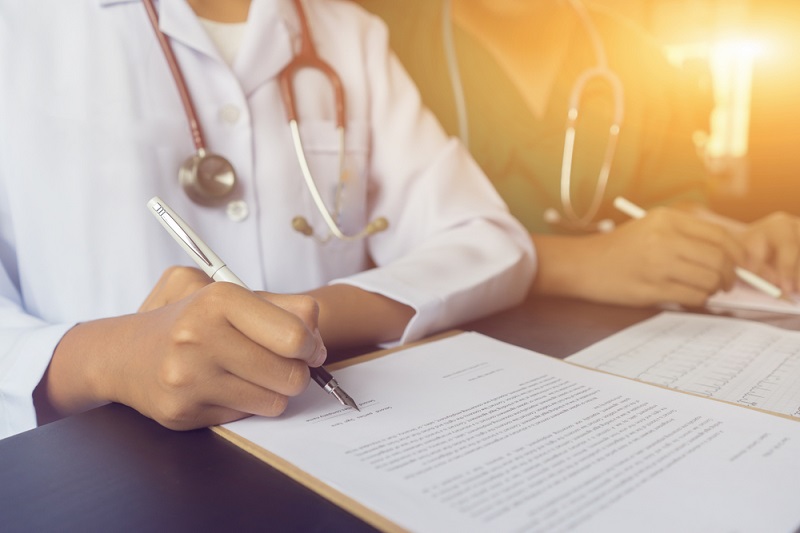 Vakuutusyhtiön asiantuntijalääkäri ottaa kantaa vakuutuslaitokselle toimitetuissa potilasasiakirjoissa esitettyihin terveydentila- ja hoitotietoihin. Kuva: Shutterstock.com