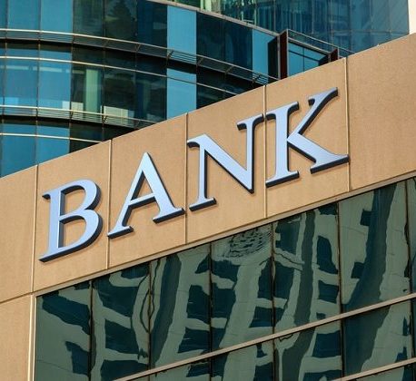 Ulkomaisen pankin lasiseinää, seinässä lukee Bank