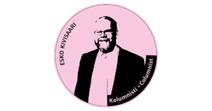 Esko katsoo kameraan puku päällään. Kuva on mustavalkoinen leima magentanvärisellä taustalla. Kuvassa teksti: Esko Kivisaari, kolumnisti.