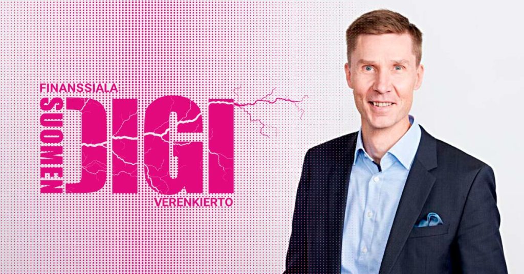 Kai Koskela hymyilee kameralle sinisessä pikkutakissa ja vaaleansinisessä kauluspaidassa. Vieressä pinkki teksti: Suomen digiverenkierto.