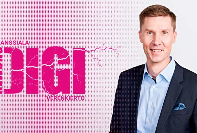 Kai Koskela hymyilee kameralle sinisessä pikkutakissa ja vaaleansinisessä kauluspaidassa. Vieressä pinkki teksti: Suomen digiverenkierto.