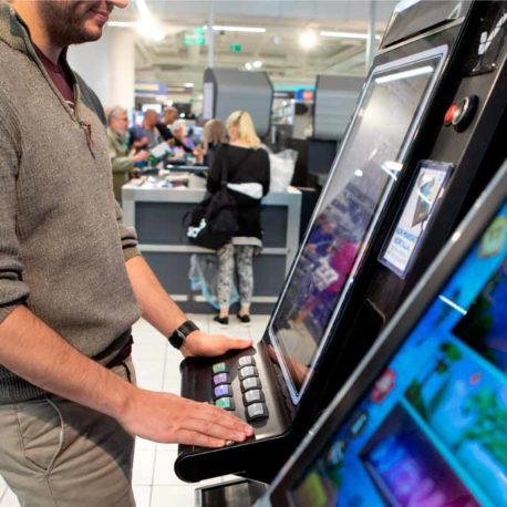 Mies pelaa rahapelejä kaupassa