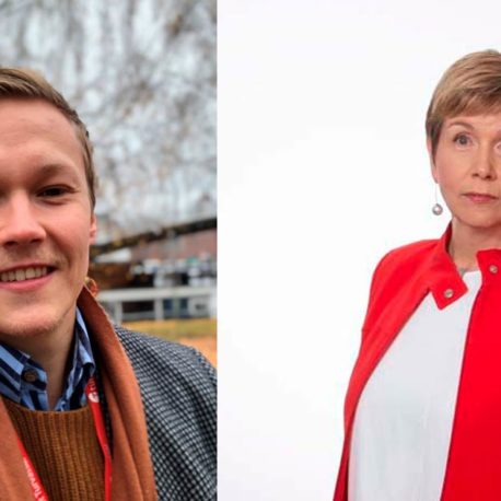 Kuva Topiaksesta ulkona, Anita studiossa punainen jakku päällä.