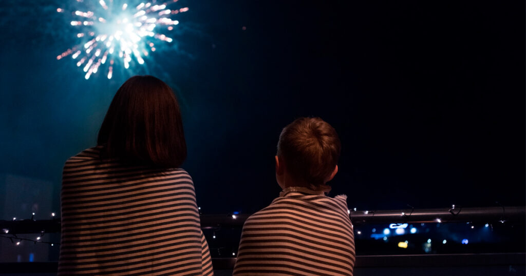 Ihmisiä katsomassa ilotulitusta.