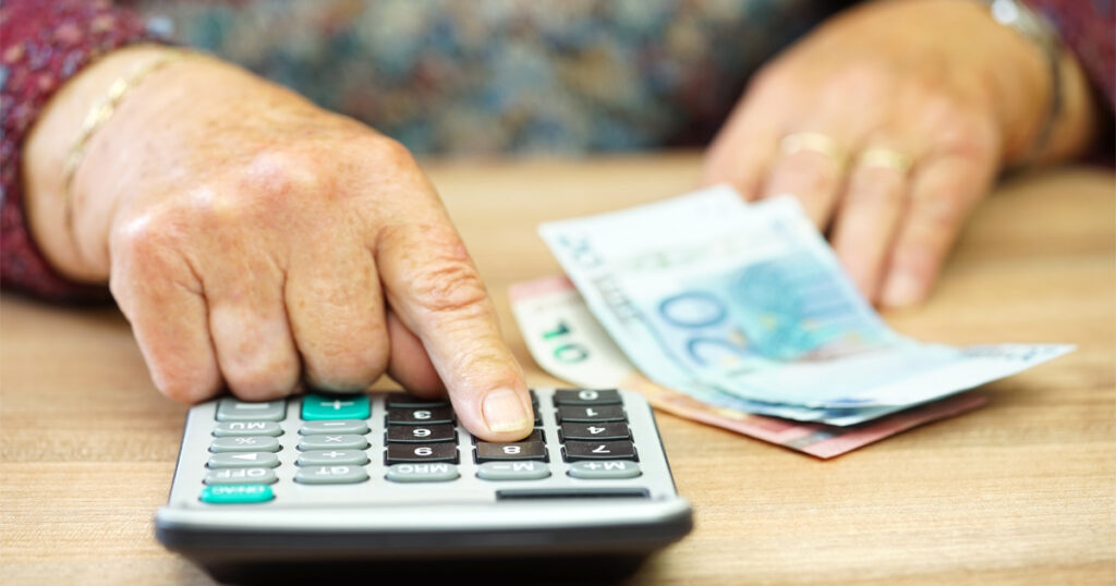 Vanhan ihmisen kädet, seteleitä ja laskin