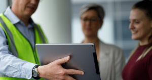 Insinööri esittelee tablettia.