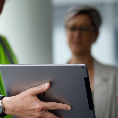 Insinööri esittelee tablettia.