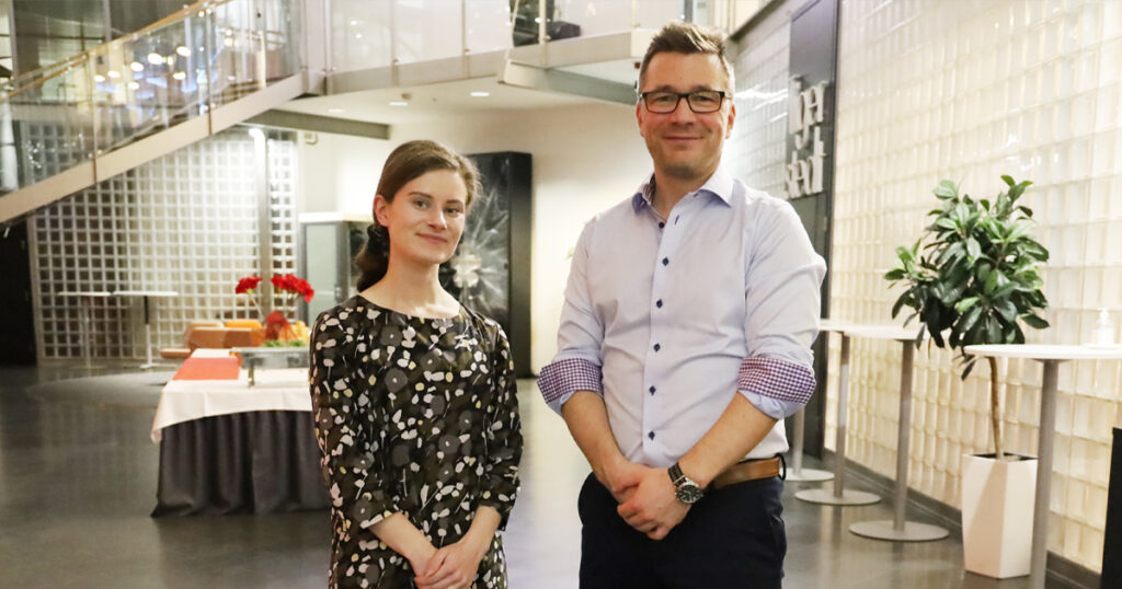 jutussa esiintyvät lopputyöntekijät seisovat vierekkäin, vasemmalla Pauliina Tuusa, oikealla Janne Ruohonen.