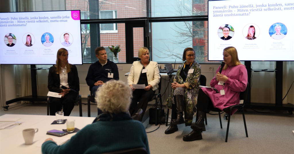 Viisi Ikäfoorumi 2025 -tilaisuuden panelistia istumassa tuoleilla ja keskustelemassa juontajan johdolla.