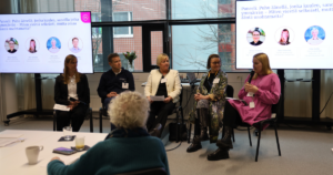 Viisi Ikäfoorumi 2025 -tilaisuuden panelistia istumassa tuoleilla ja keskustelemassa juontajan johdolla.