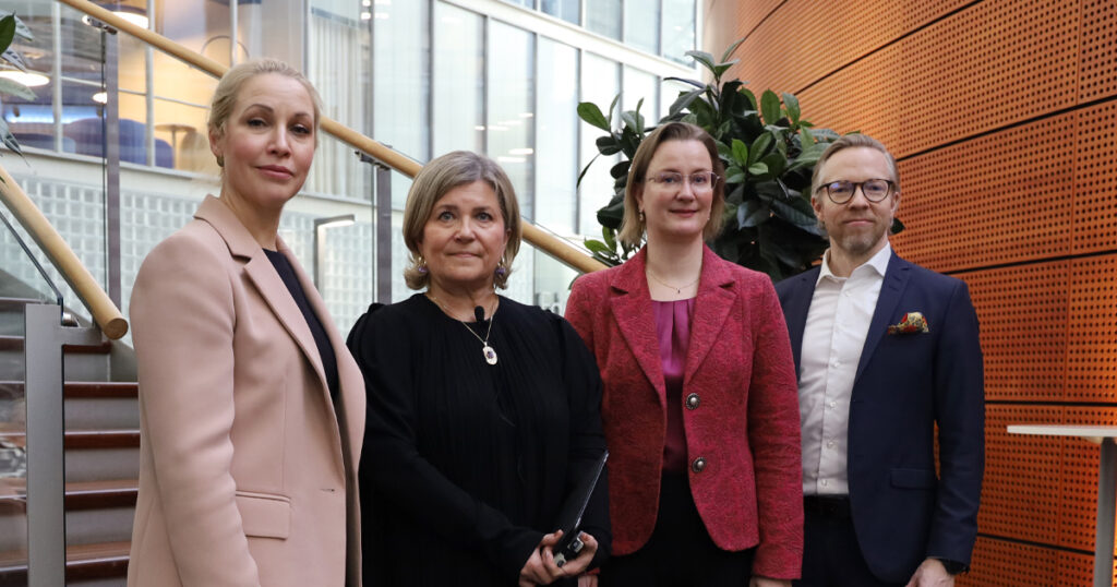 Panelistien ryhmäkuva.