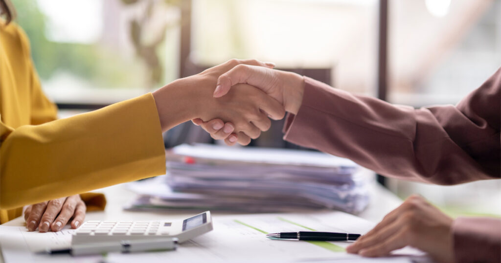 Kaksi ihmistä kättelee