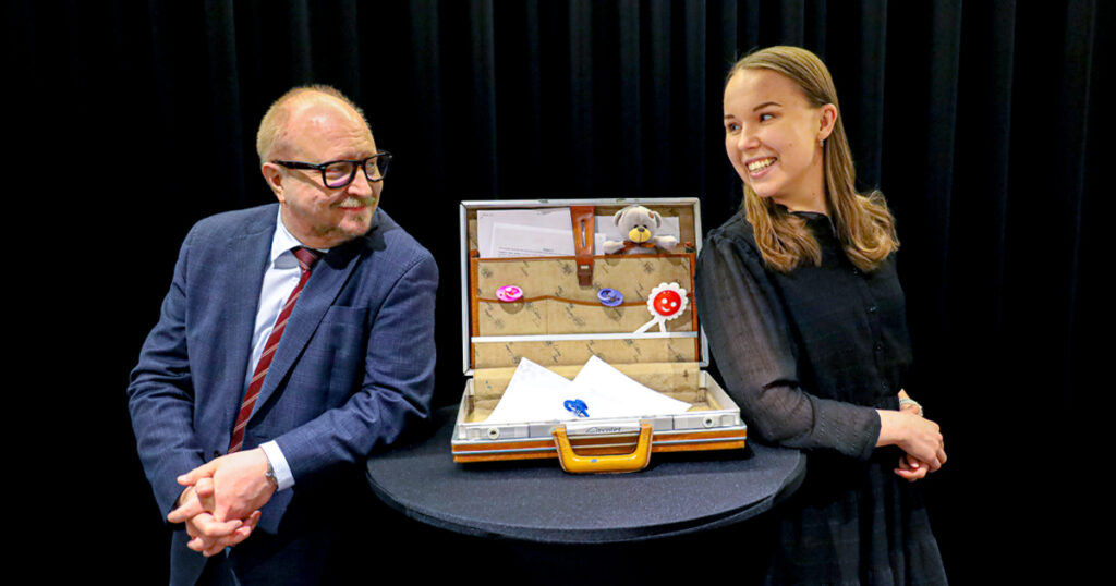 FA:n asiantuntijat ja salkku, jossa vauvantarvikkeita