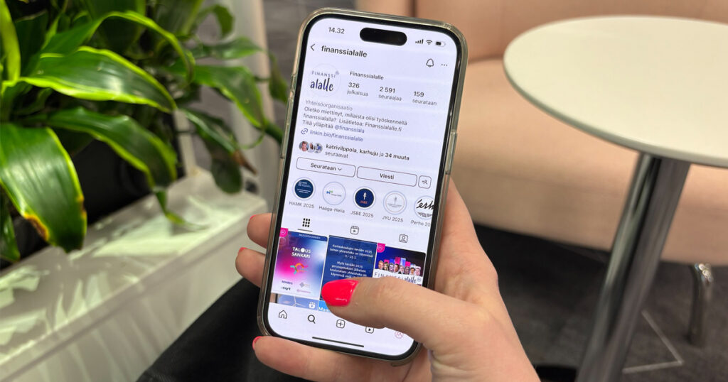 Puhelin, jossa finanssialalle-instagram