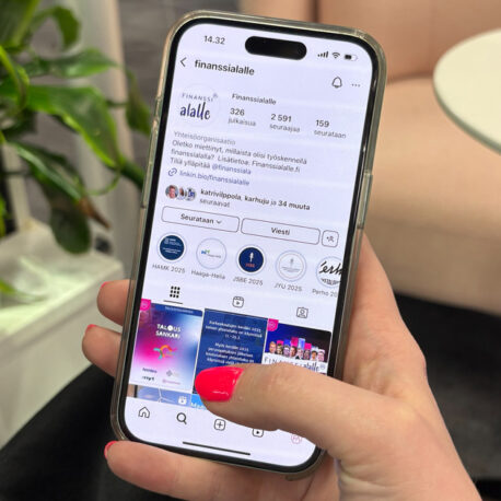 Puhelin, jossa finanssialalle-instagram