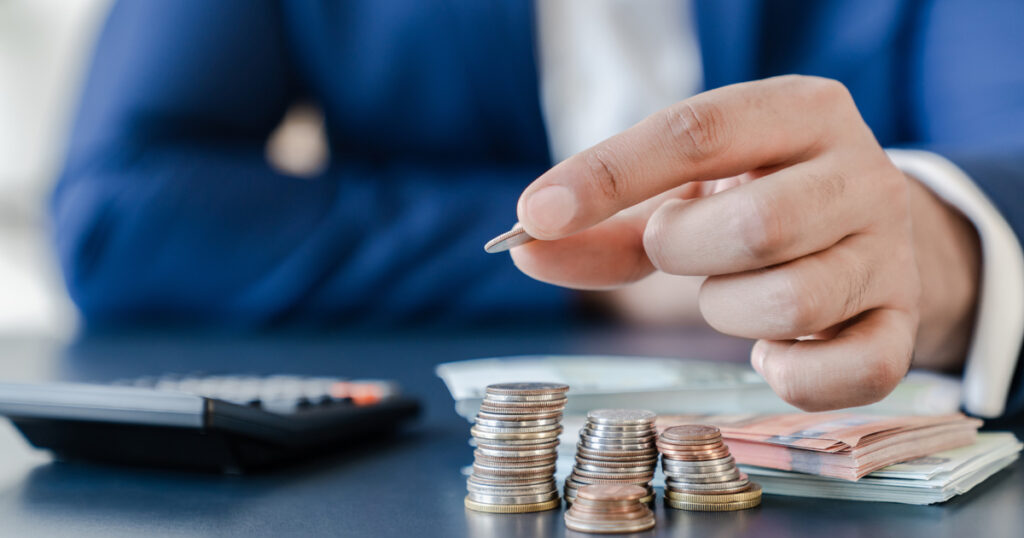 Kolikkopinoja ja käsi