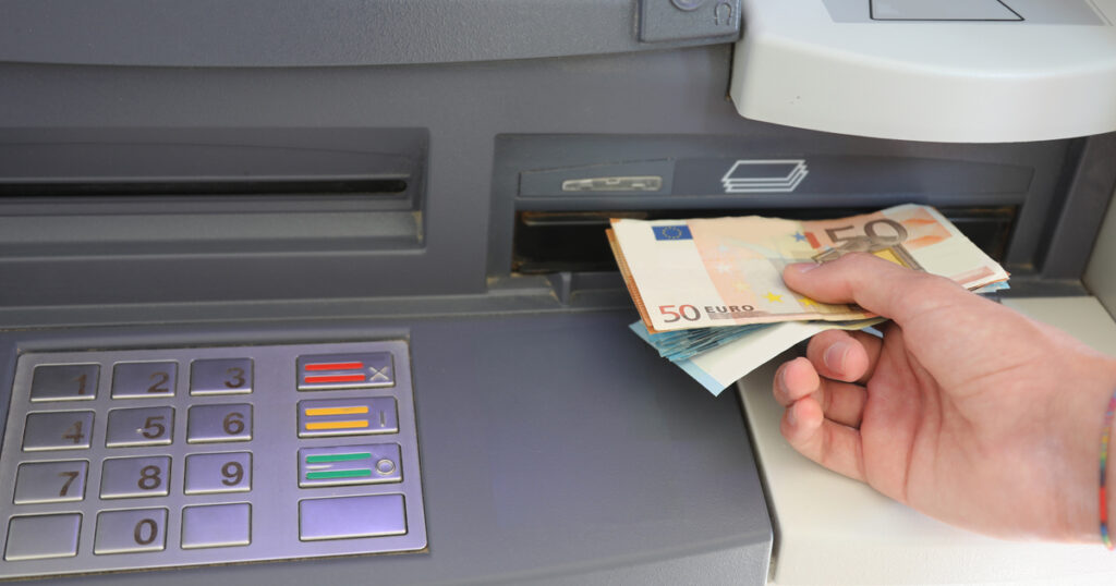 Käteistä nostetaan automaatista