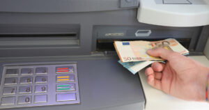 Käteistä nostetaan automaatista