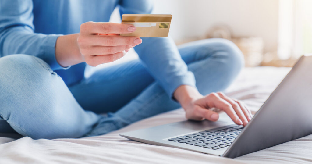 Maskukortti ja tietokone makuuhuoneessa