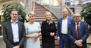 Ryhmäkuva webinaaripuhujista