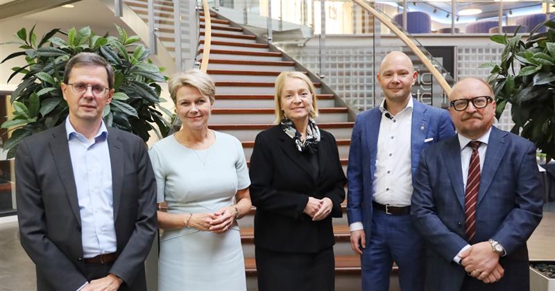 Ryhmäkuva webinaaripuhujista