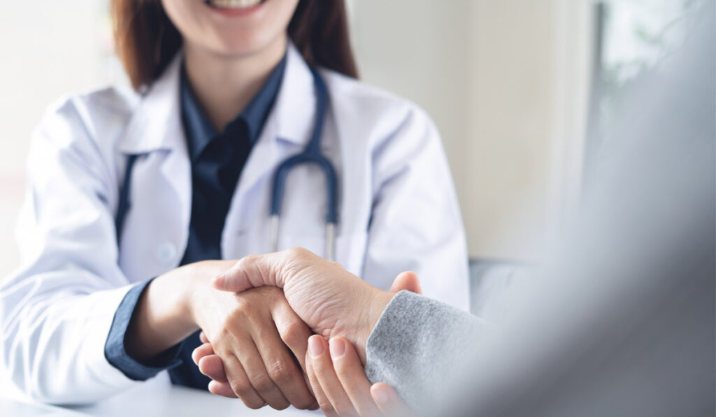 Lääkäri ja potilas kättelevät