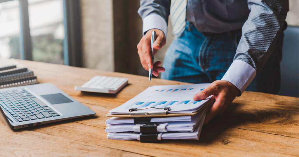 Dokumentteja tutkitaan