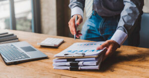 Dokumentteja tutkitaan