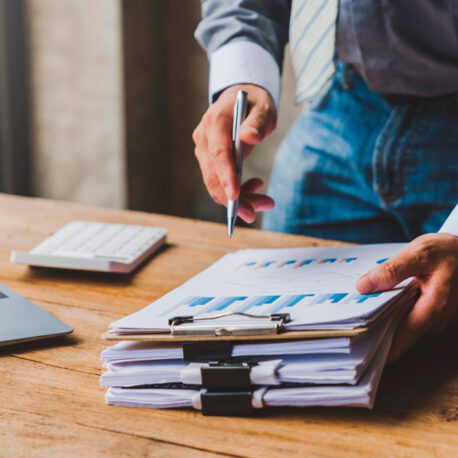 Dokumentteja tutkitaan