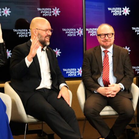 kansanedustajat Mia Laiho, Hilkka Kemppi ja Kim Berg sekä FA:n toimitusjohtaja Arno Ahosniemi