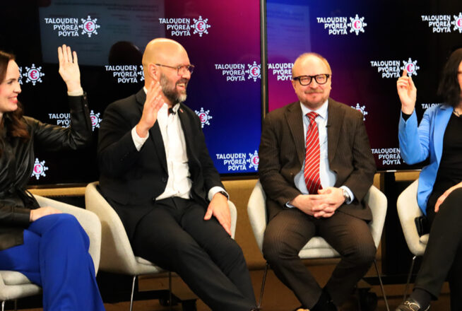 kansanedustajat Mia Laiho, Hilkka Kemppi ja Kim Berg sekä FA:n toimitusjohtaja Arno Ahosniemi