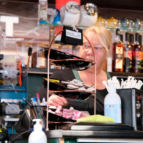 Yrittäjä kahvilassa