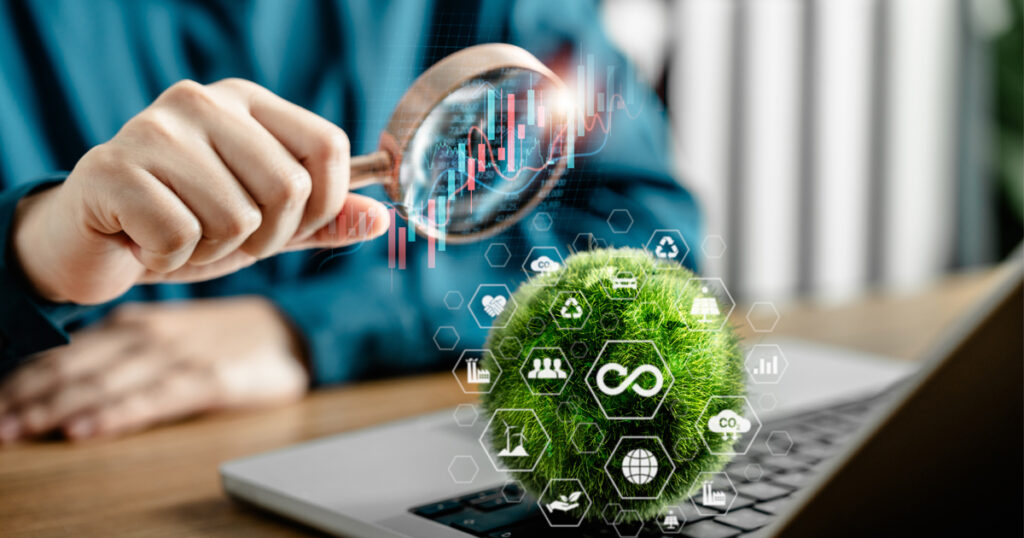 vihreää palloa tutkitaan suurennuslasilla