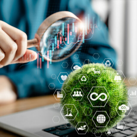 vihreää palloa tutkitaan suurennuslasilla