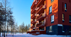 Talo talvisessa maisemassa