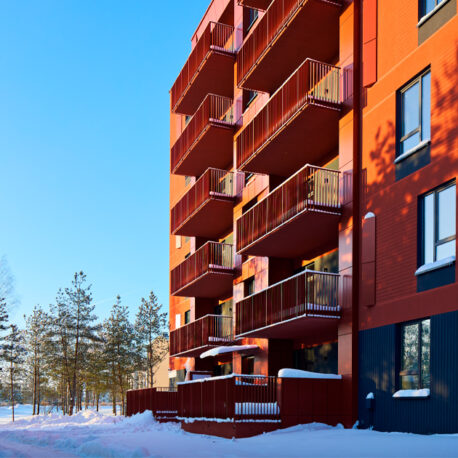 Talo talvisessa maisemassa