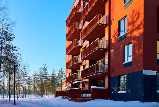 Talo talvisessa maisemassa