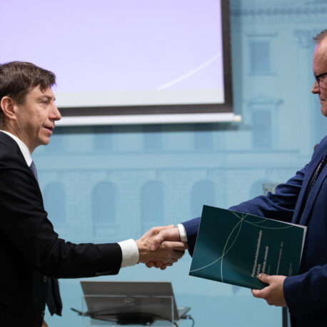 Työryhmän puheenjohtaja, neuvotteleva virkamies Kari Kemppainen (kuvassa oik.) luovutti muistion elinkeinoministeri Sakari Puistolle