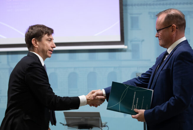 Työryhmän puheenjohtaja, neuvotteleva virkamies Kari Kemppainen (kuvassa oik.) luovutti muistion elinkeinoministeri Sakari Puistolle