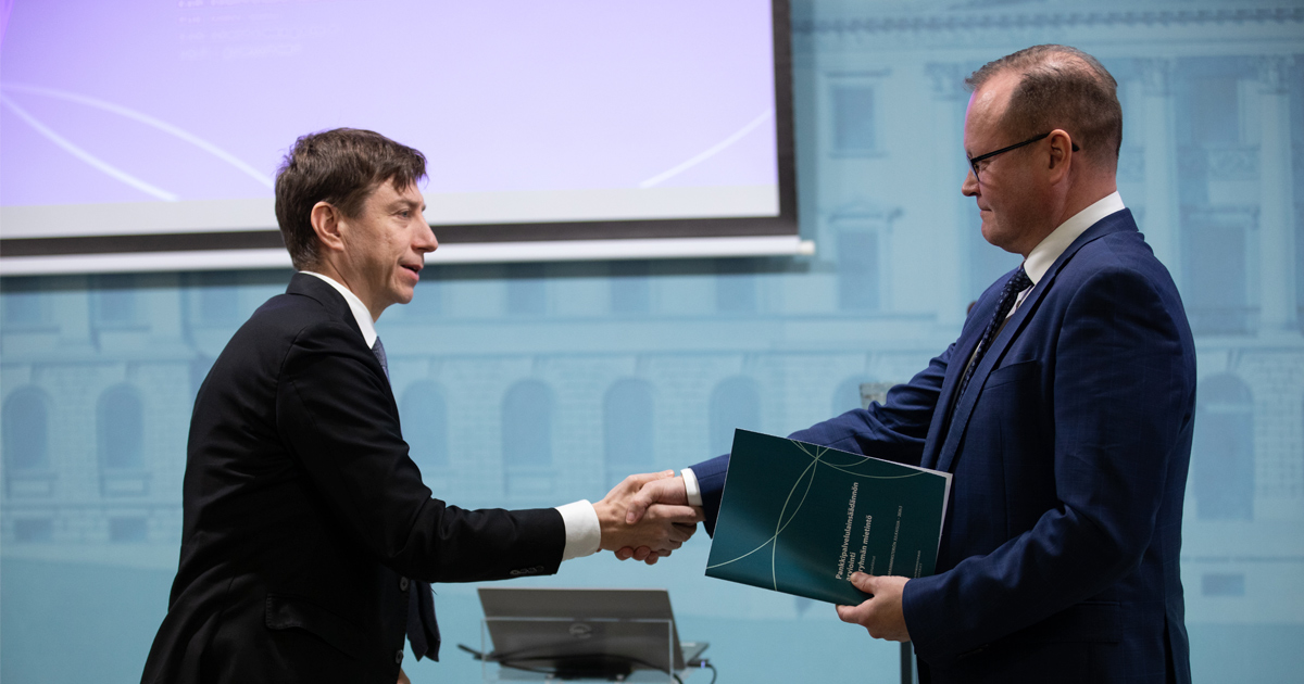 Työryhmän puheenjohtaja, neuvotteleva virkamies Kari Kemppainen (kuvassa oik.) luovutti muistion elinkeinoministeri Sakari Puistolle