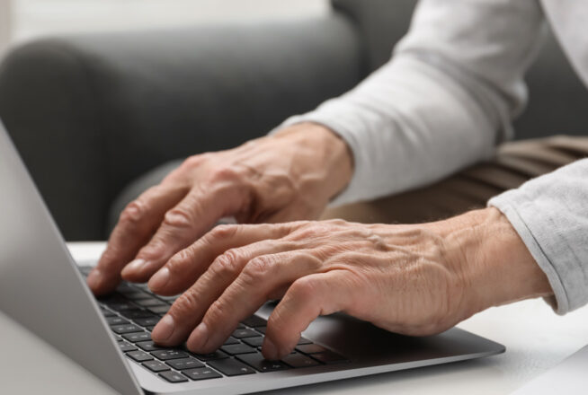 Vanhus naputtelee tietokonetta