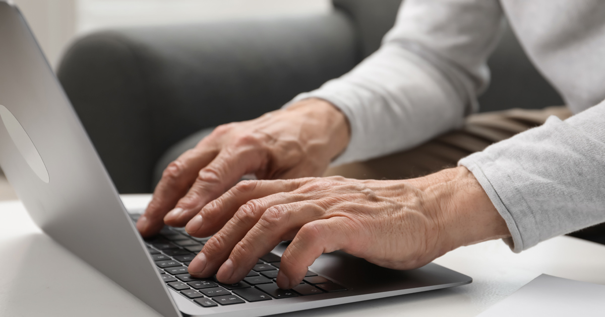 Vanhus naputtelee tietokonetta