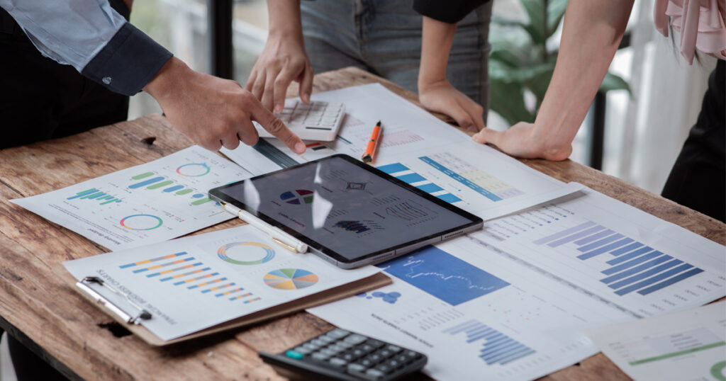 Pöydällä papereita