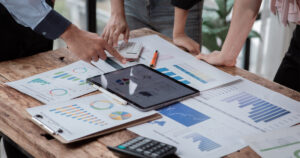 Pöydällä papereita