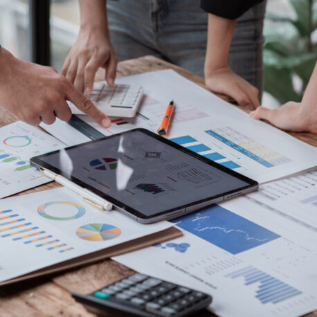 Pöydällä papereita