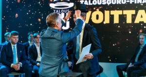 Timo Ritakallio laitaa lakin Marcus Anttilan päähän