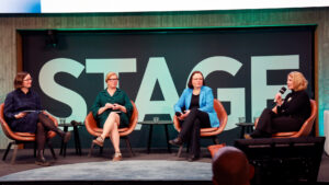 Panelistit keskustelevat