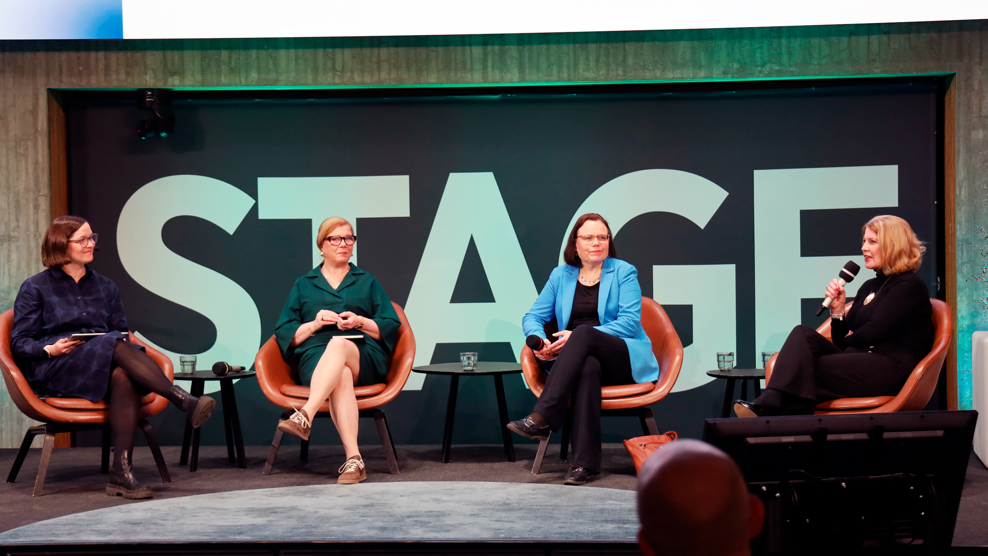 Panelistit keskustelevat